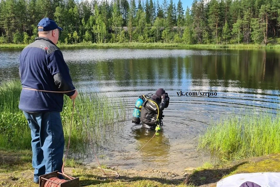 Решившего искупаться в заполярном озере мужчину пришлось доставать водолазам. Фото: Северо-Западное РПСО