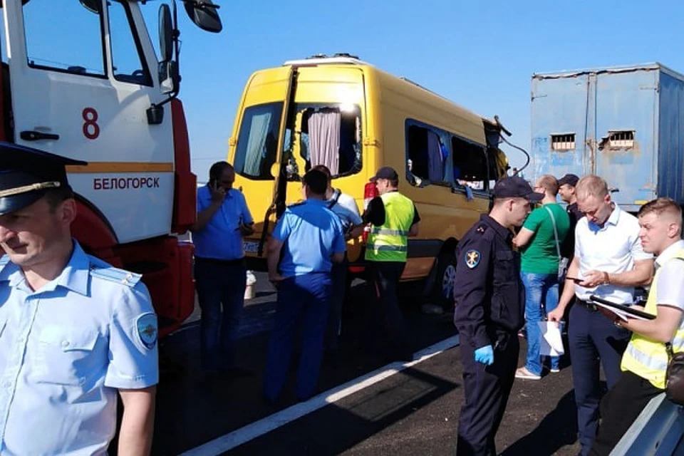 В ДТП с участием микроавтобуса и Камаза погибли люди, в том числе крымчане. Фото: МЧС по РК