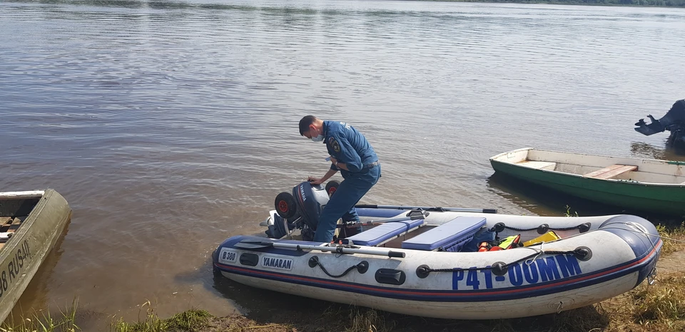 Погибшего доставали водолазы.