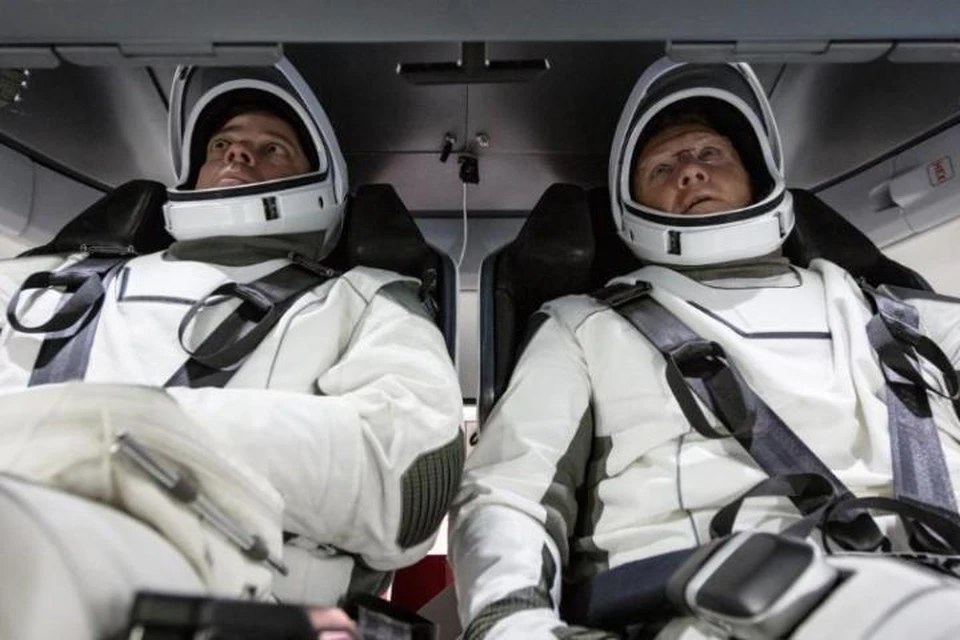 Американские астронавты Даглас Хёрли и Роберт Бенкен возвращаются на землю