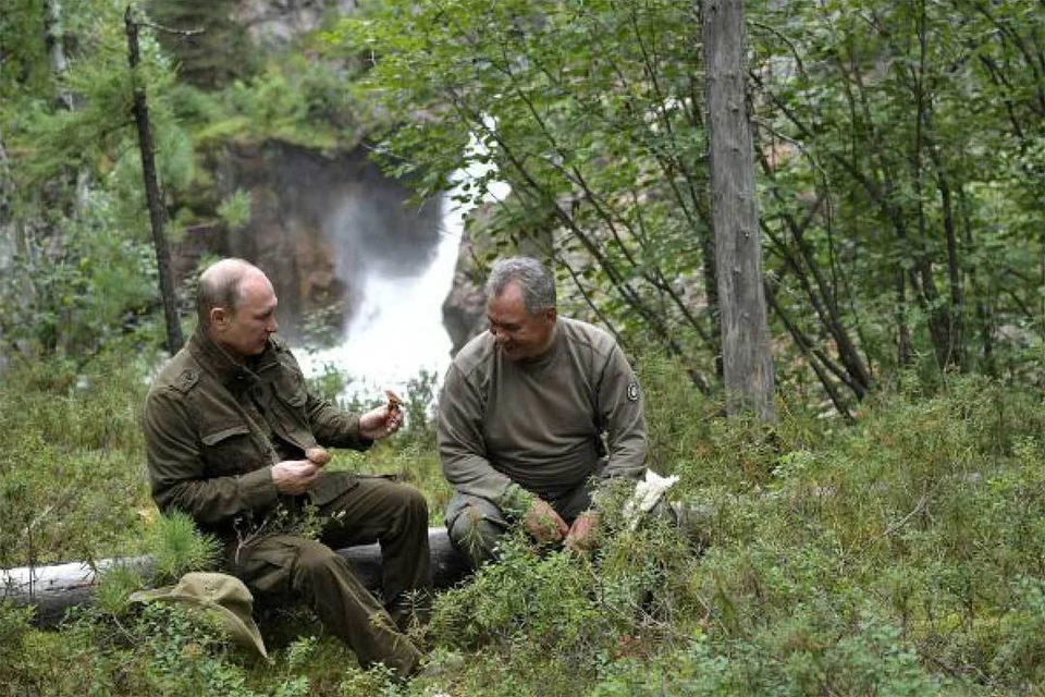 Владимир Путин в горах с Сергеем Шойгу. Фото: Алексей НИКОЛЬСКИЙ/ТАСС