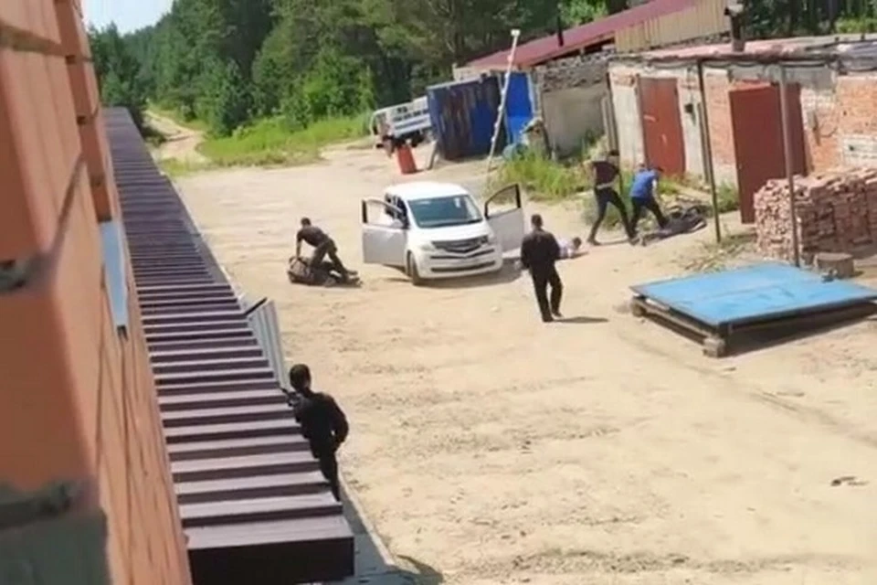 В Красноярском крае задержали подпольных оружейников. Стоп-кадр видео