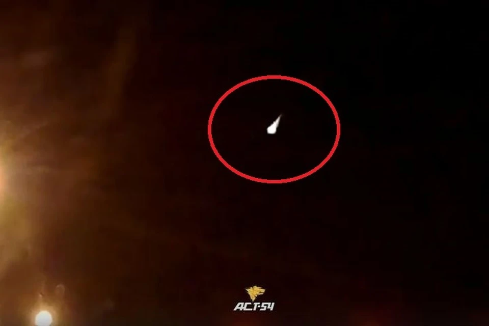 Комета над хабаровском 2024. Небо над Новосибирском. Огни над Новосибирском. Огненный шар в небе над Новосибирском.