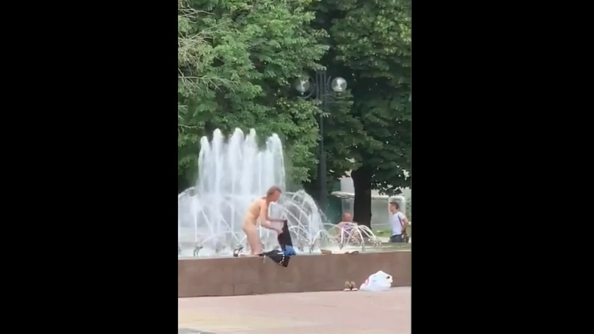 В Туле голая женщина помылась в фонтане около драмтеатра - KP.RU
