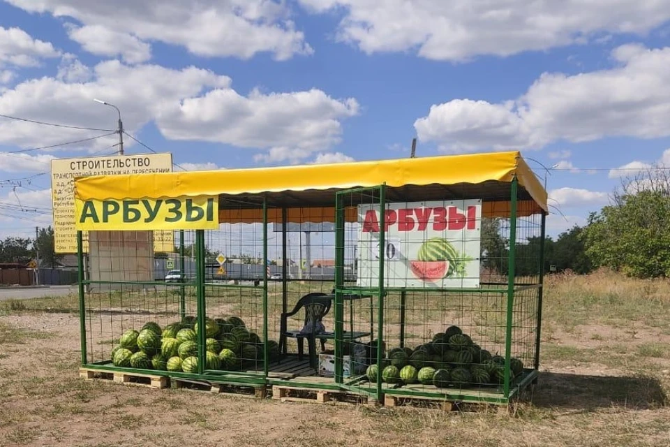 Точка продажи должна быть огорожена, а арбузы должны храниться под тентом на специальных стеллажах. Фото: официальный портал Администрации Симферополя.