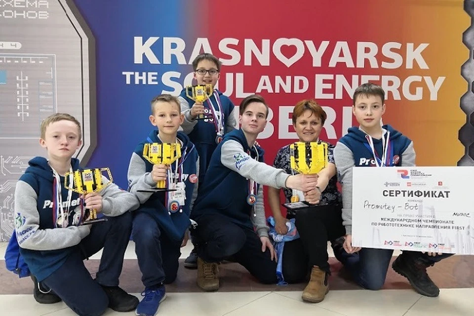 Лариса Соловьева со своими учениками на чемпионате России в Красноярске. Фото с сайта pedsovet.org