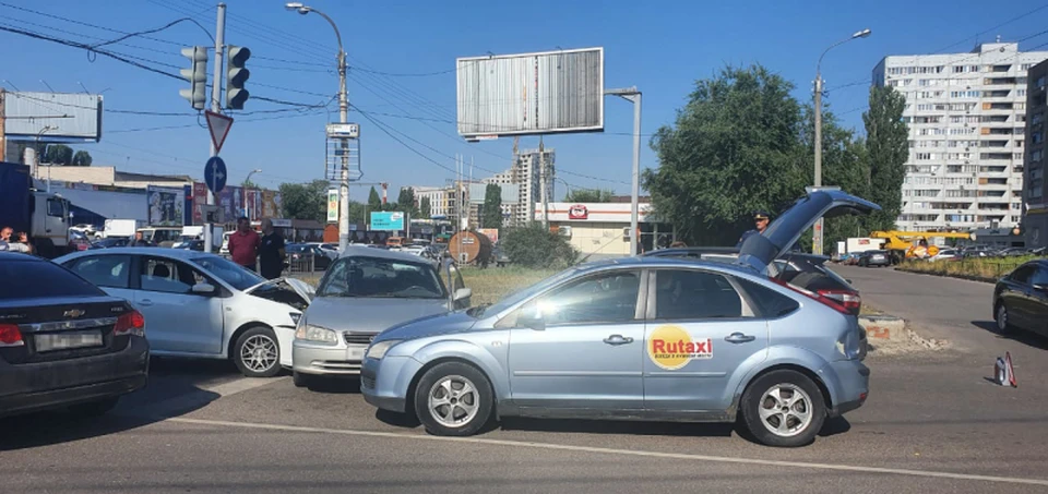 У "Тойоты" сильно поврежден капот.