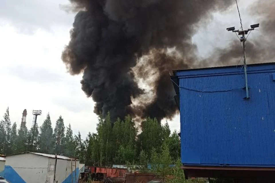 Пожар произошел на территории Ижорских заводов в Петербурге