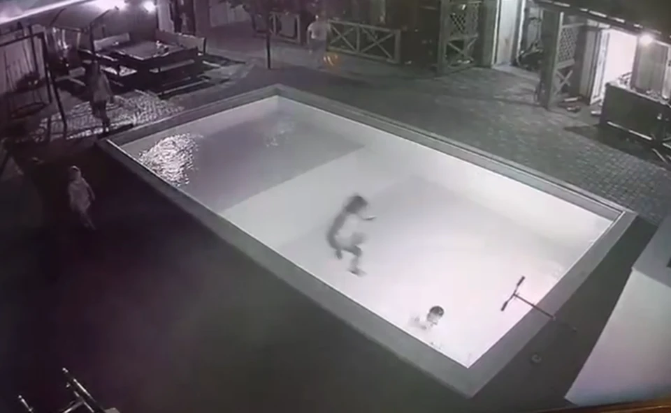 Семилетняя тулячка спасла упавшего в бассейн мальчика. Фото: стоп-кадр видео