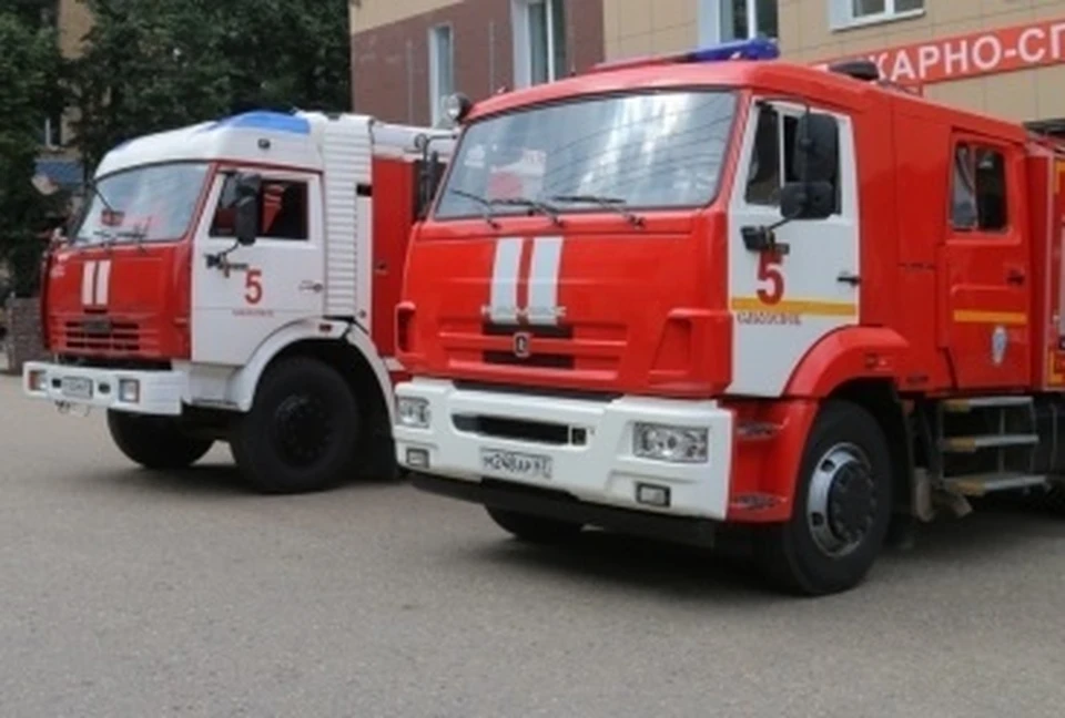 На месте происшествия работали подразделения двух пожарных частей Смоленска. Фото: ГУ МЧС по Смоленской области