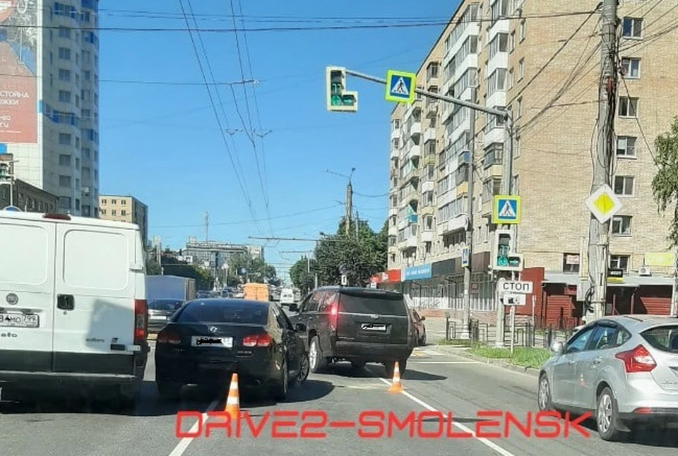 ДТП из трех машин привело к пробке на улице Кирова в Смоленске. Фото: ВКонтакте.