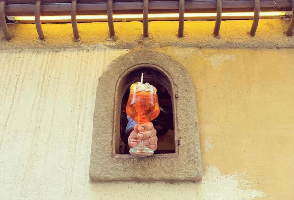 В Тоскане заработали средневековые окна Facebook @BuchettedelVino