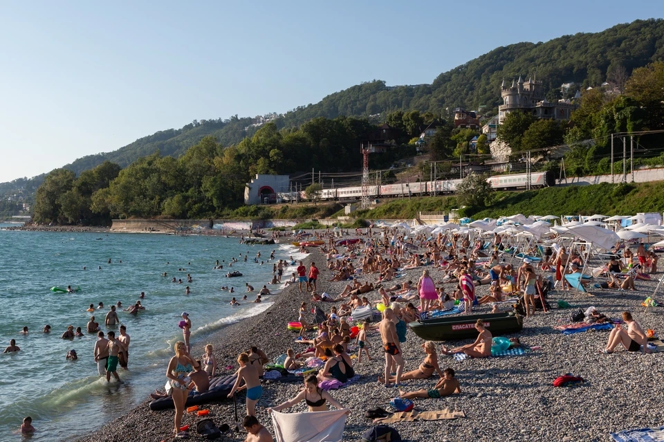Пляж в Сочи в начале августа 2020