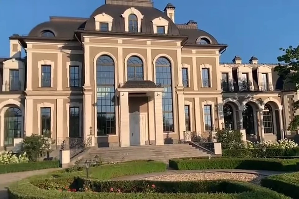 На кадрах оперативного видео - большой трехэтажный дом, действительно напоминающий дворец.