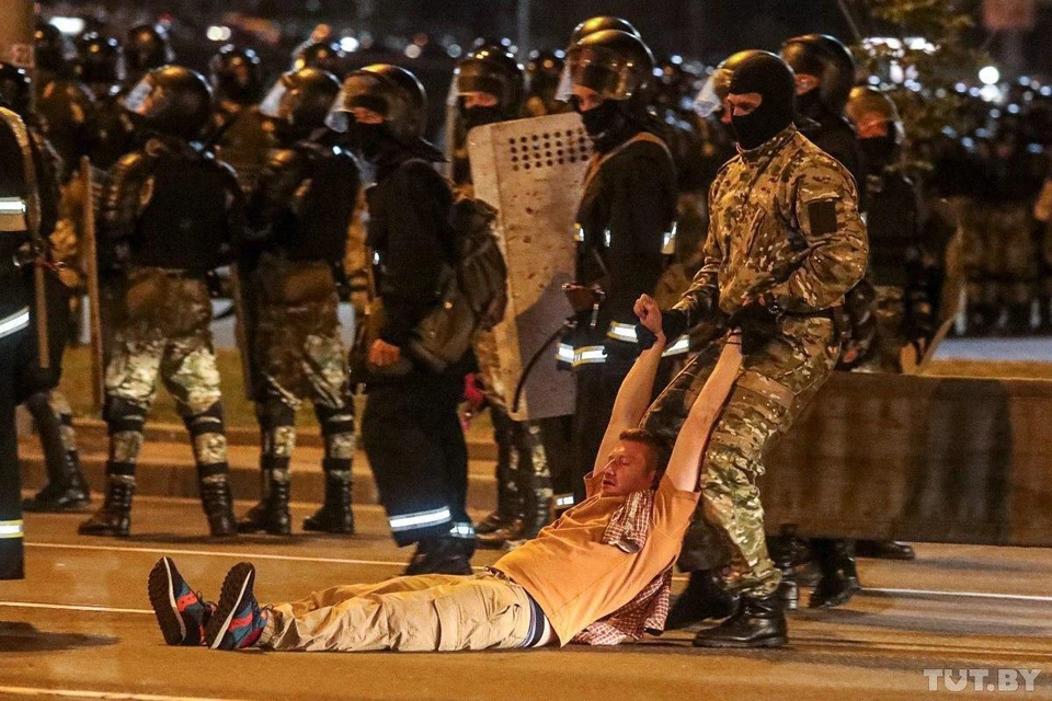 Сейчас в центре Минска идет планомерное избиение демонстрантов у Дворца Спорта. Фото: tut.by