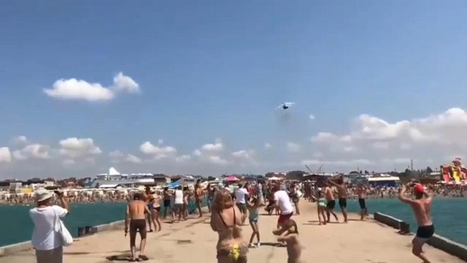 Отдыхающие засняли на видео низкий полет военного самолета. Фото: скрин с видео.
