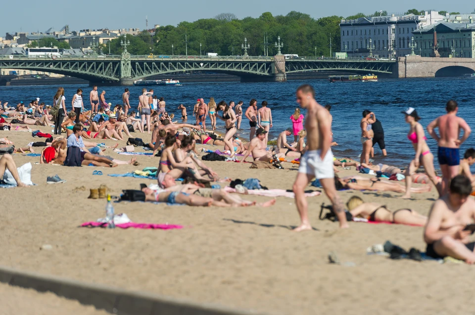 Этим летом петербуржцы купались на свой страх и риск: ни один из водоемов не был официально назван безопасным.