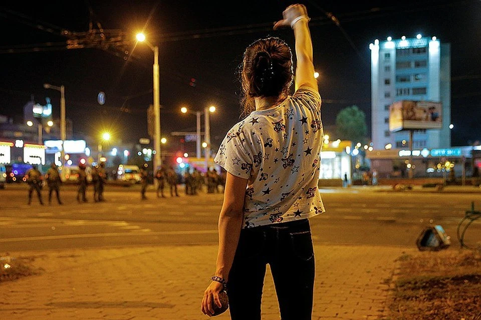 "Мирные" протестующие в Минске не такие уж и мирные. Приглядитесь, что у девушки в руке. А теперь представьте, что такой булыжник прилетит к вам в голову. Мирный протест?