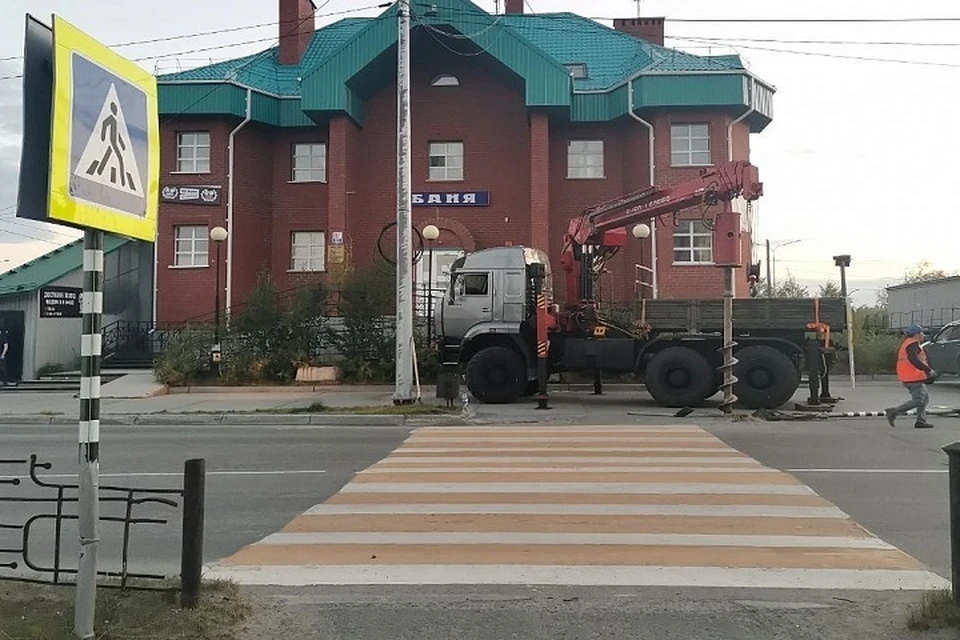 В Салехарде приступили к установке «умных» пешеходных переходов Фото: salekhard.org