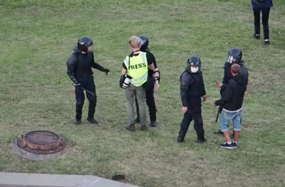 Видео, как ОМОН унижает журналиста в Минске, сняли очевидцы. Фото: кадр из видео