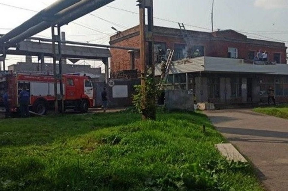 В Красноярске загорелось помещение завода «Красфарма». Фото: соцсети