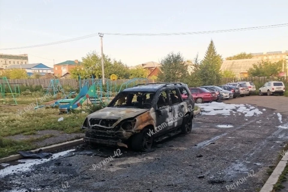 Lexus сгорел ночью во дворе многоэтажки в Кузбассе. ФОТО: vk.com, "Регион 42"