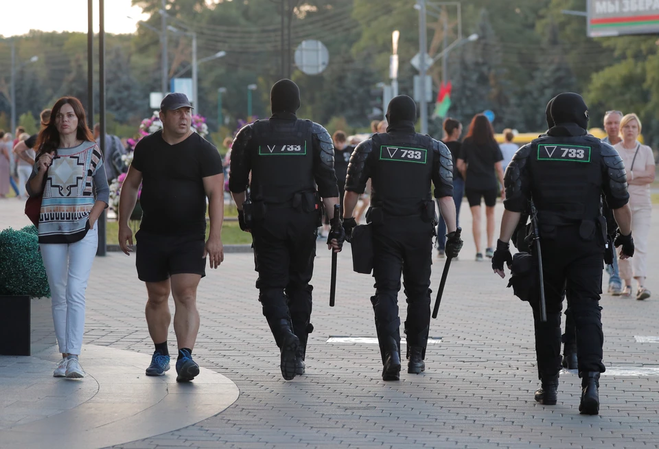 В Белоруссии спецназовцы выбросили форму в мусор в знак протеста