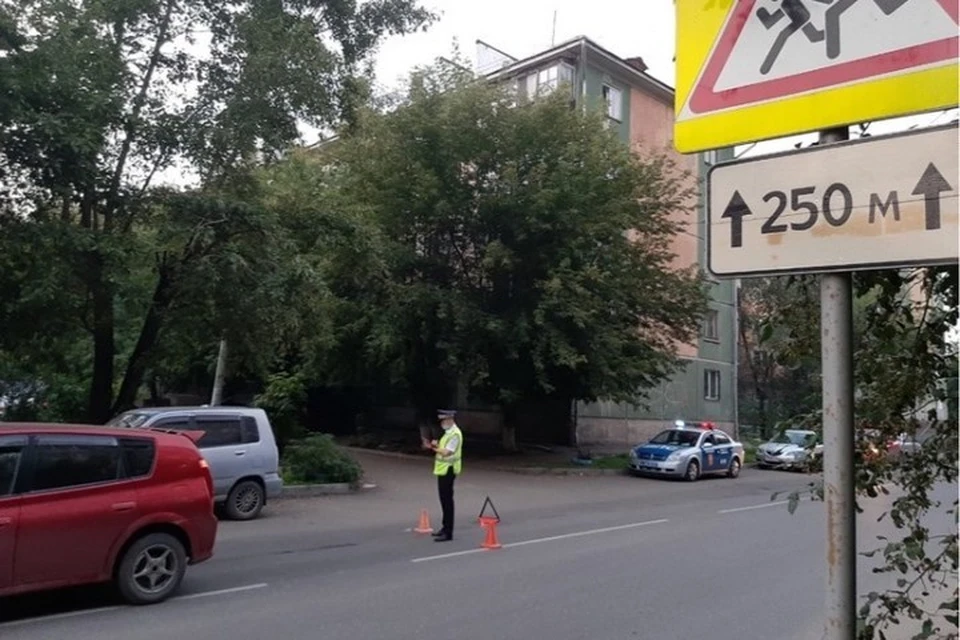 В Красноярске 7-летний ребенок кинулся под колеса машины. Фото: ГИБДД Красноярска