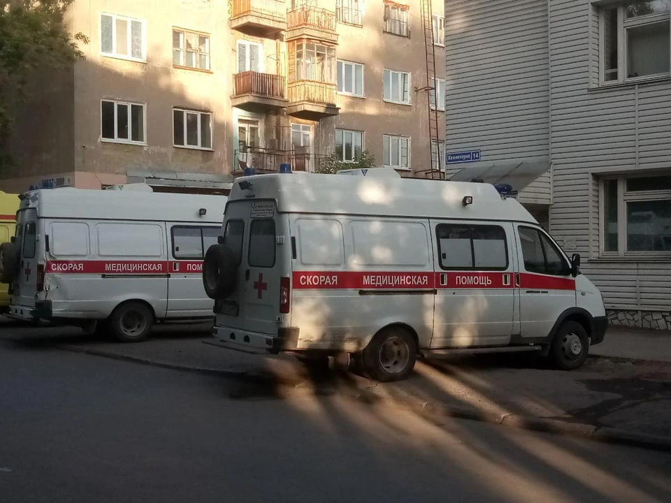 Мальчик упал с высоты 2 метром и травмировался.