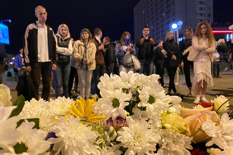 Цветы на месте гибели молодого человека, погибшего в ходе беспорядков 9 августа в центре Минска.
