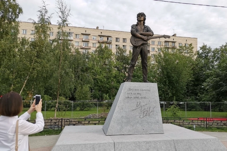 Бронзовый памятник Виктору Цою высотой в 4 метра появился в Санкт-Петербурге.