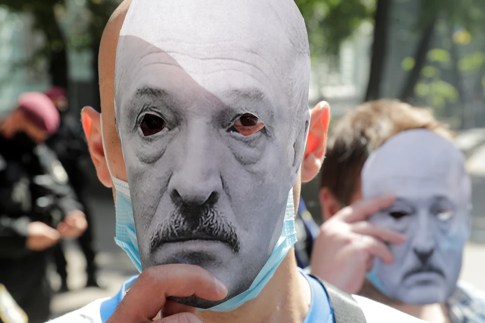 Маски Александра Лукашенко на митинге в поддержку белорусской оппозиции в Киеве.