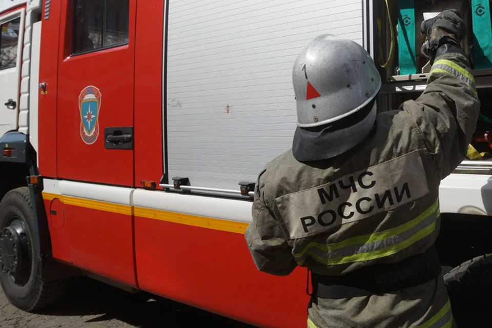 На месте ЧП работали 16 сотрудников МЧС на пяти пожарных машинах.
