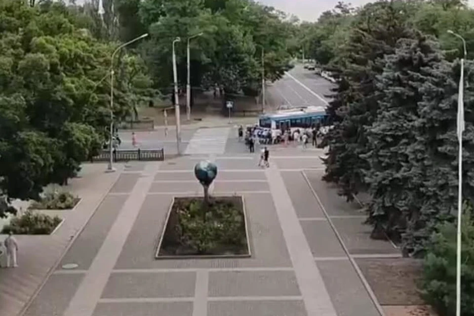Более 10 пассажиров толкали троллейбус №15. Фото: 0629.com.ua