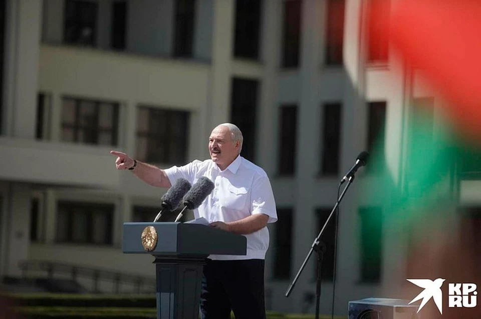 Александр Лукашенко во время митинга перед своими сторонниками.