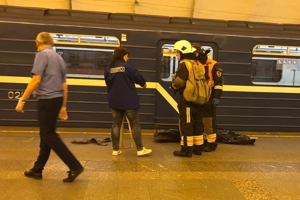 Появились подробности падения девушки под поезд на станции метро "Проспект Большевиков". Фото: vk.com/spb_today