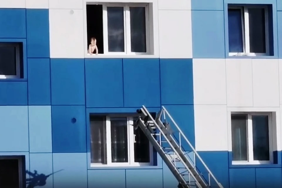 Появились подробности спасения в Надыме малыша, едва не выпавшего с шестого этажа Фото: 89.mchs.gov.ru