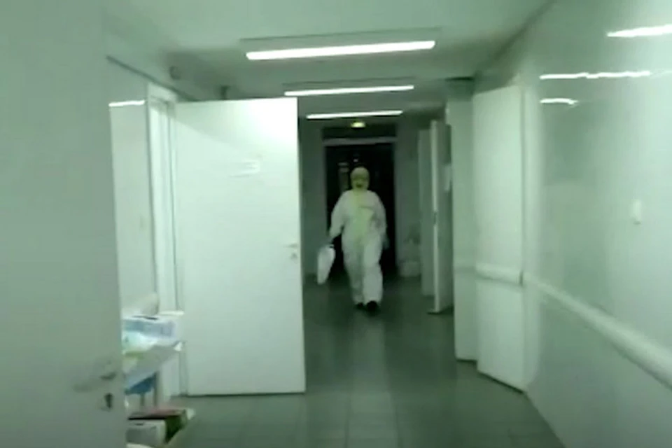 Врач показал «красную зону» коронавирусной больницы в Новокузнецке. ФОТО: кадр видео оперативного штаба Кузбасса.