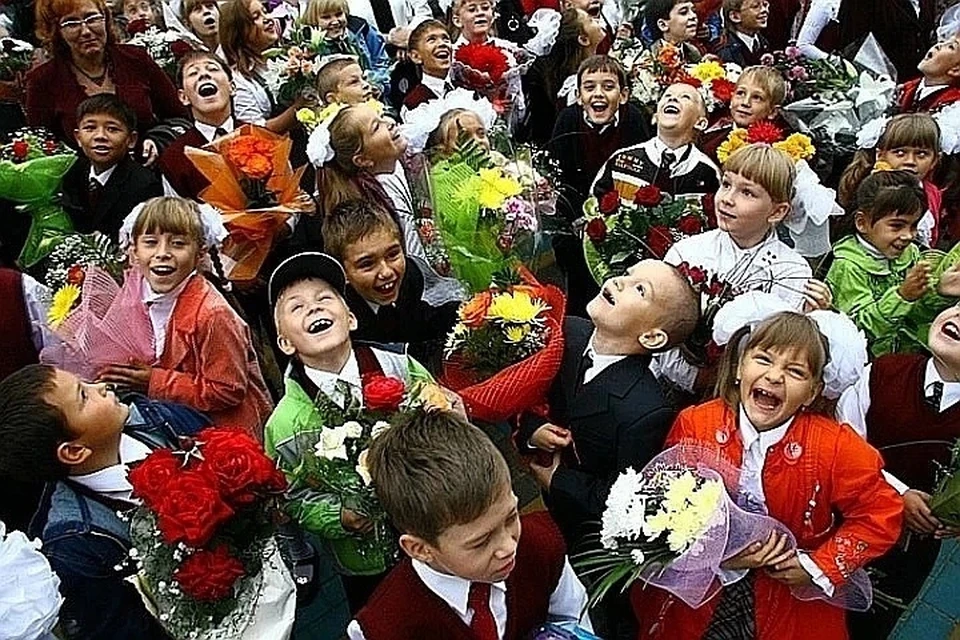 Подготовка дня знаний. Первоклассник с цветами. Первое сентября. Школьник с цветами. Школьные праздники.