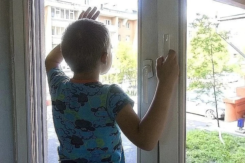 В Новосибирске снова произошло несчастье: на улице Петухова выпал с третьего этажа полуторогодовалый мальчик.