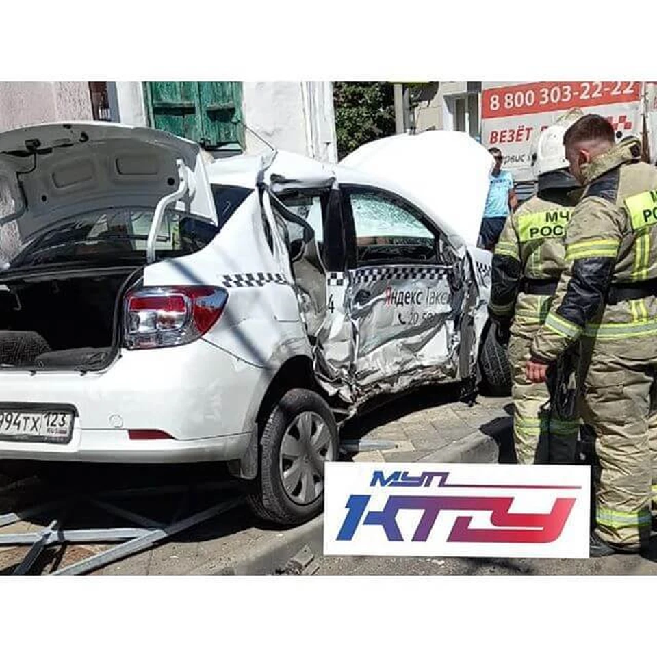 Автомобиль такси от удара превратился в груду металла. Фото: МУП КТТУ