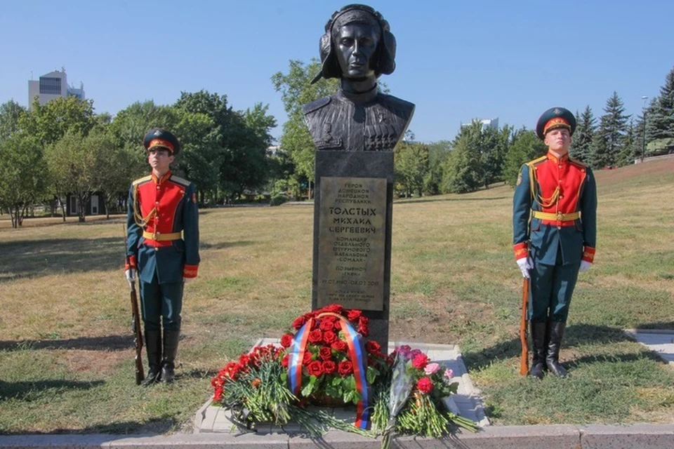 Бюст Гиви установлен на «Аллее Героев» в парке имени Ленинского комсомола