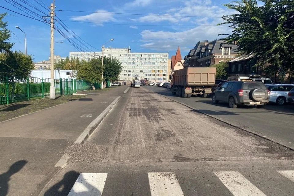 Рабочие снимают некачественное дорожное покрытие Фото: vk.com/krasnoyarskrf