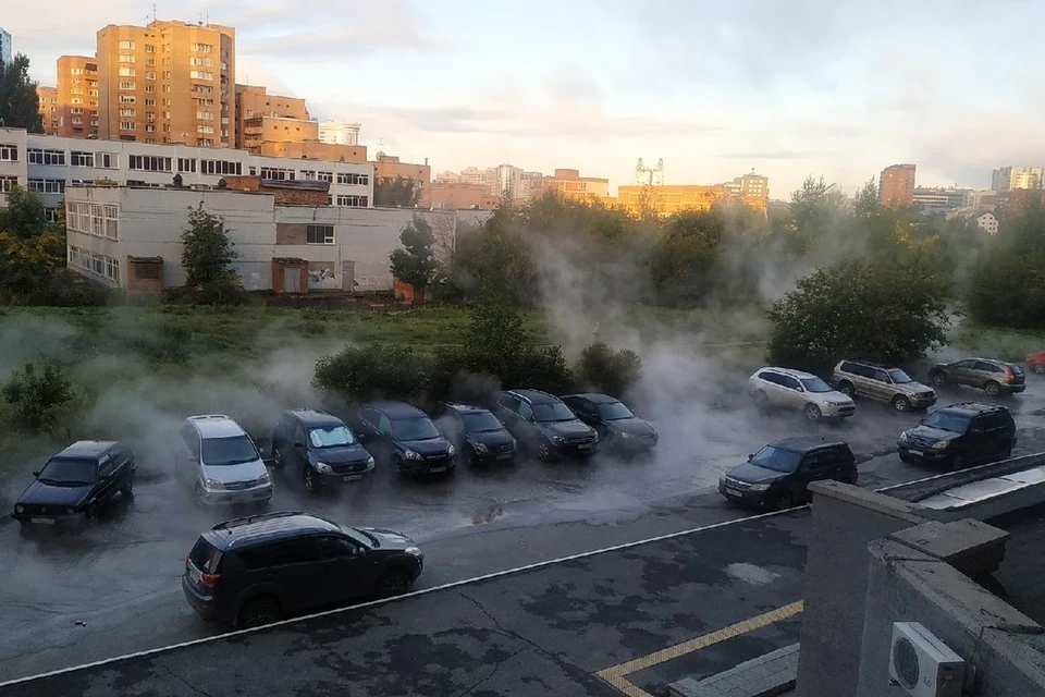 Горячая вода затопила двор и парковку. Фото: предоставлено Романом Карелиным