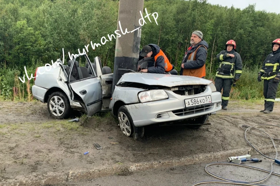 Водитель не справился с управлением иномарки. Фото: "Мурманск ДТП ЧП"