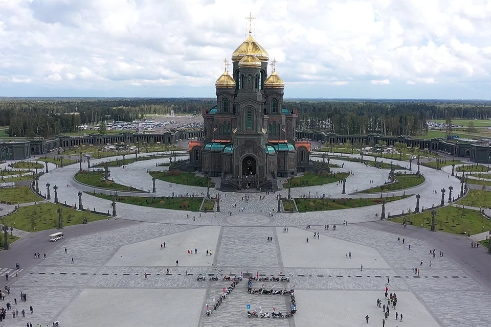 Байкеры Подмосковья приняли участие в масштабном мотопараде возле Главного храма ВС РФ.