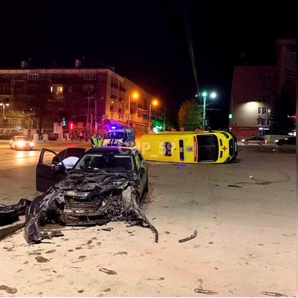 Mercedes в клочья, реанимация перевернулась». В ночной аварии в центре  Перми пострадали три человека - KP.RU