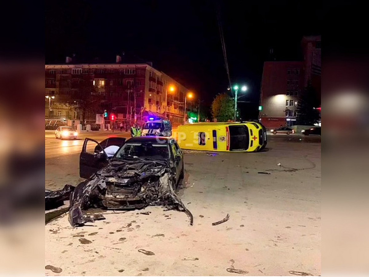 Mercedes в клочья, реанимация перевернулась». В ночной аварии в центре Перми  пострадали три человека - KP.RU