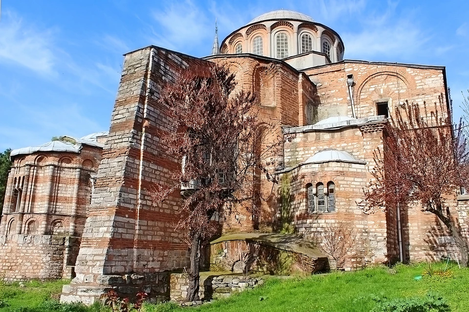 Монастырь Хора - это христианский храм Христа Спасителя на Полях. Он был возведен в конце IV века византийскими мастерами