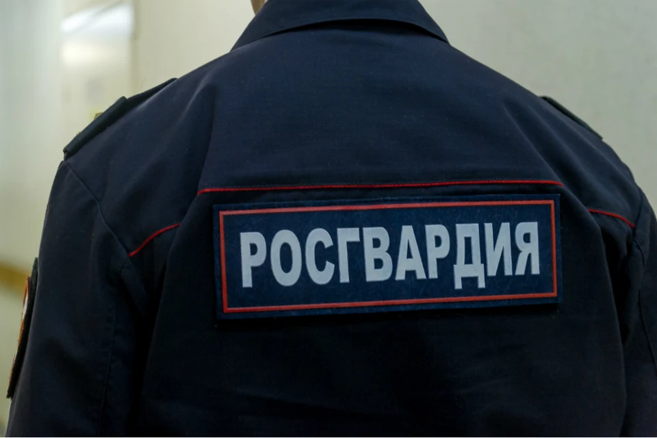 Прибывшие на вызов росгвардейцы обнаружили внутри помещения подозреваемого.